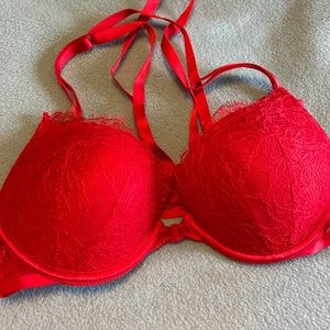 Red lace FRONT closure. Bombshell. Barely used. Awesome condition.